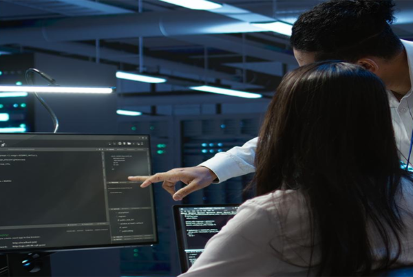 Cybersicurezza operatori al lavoro